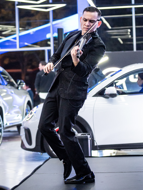 Retrato profesional de Marcelo Cáceres, violinista para eventos corporativos, en un evento de BAIC.